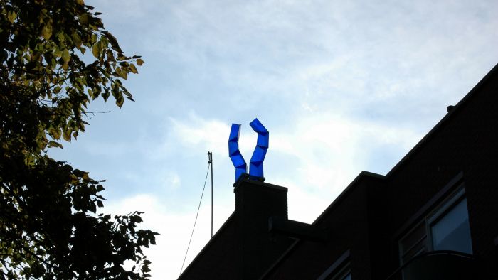 Blauwe glazen objecten op het dak