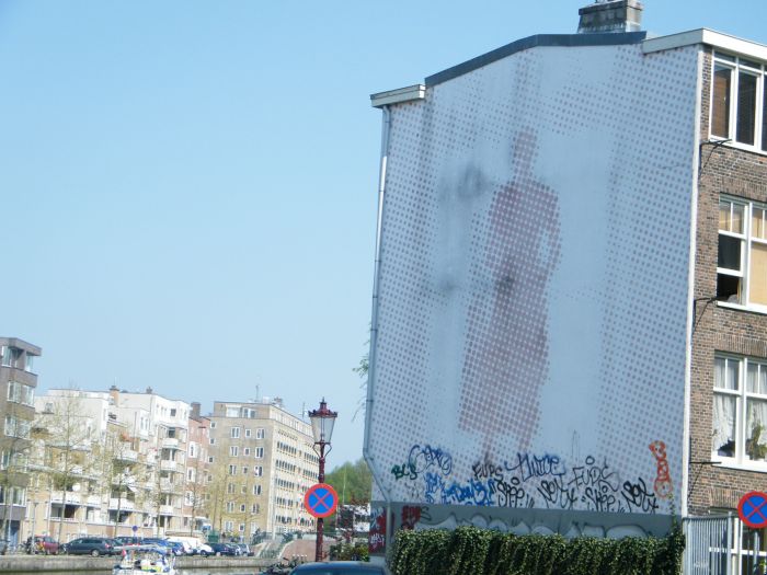 Vrouw kijkt uit raam