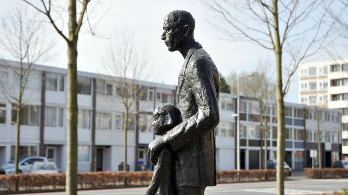 Monument voor het ondergedoken kind en zijn beschermer