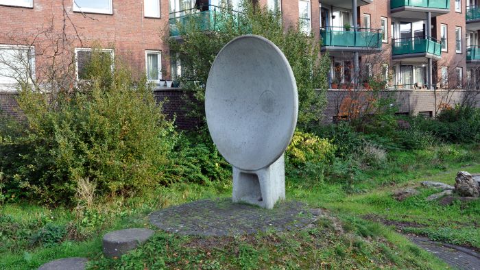 Zonder titel (twee satellietontvangers)