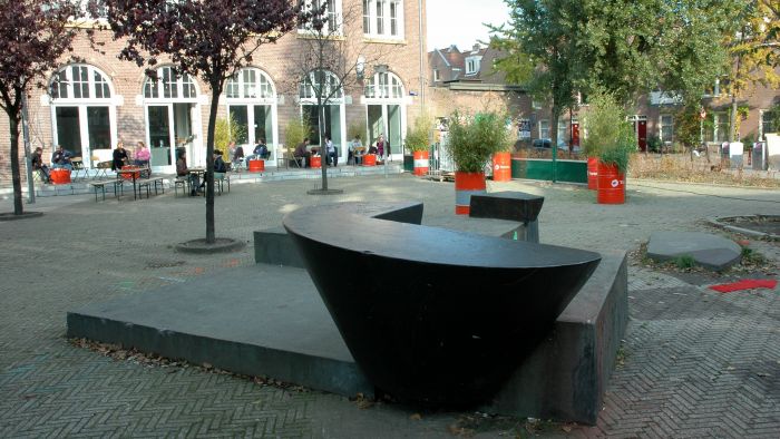 Stenen sculptuur met tulp