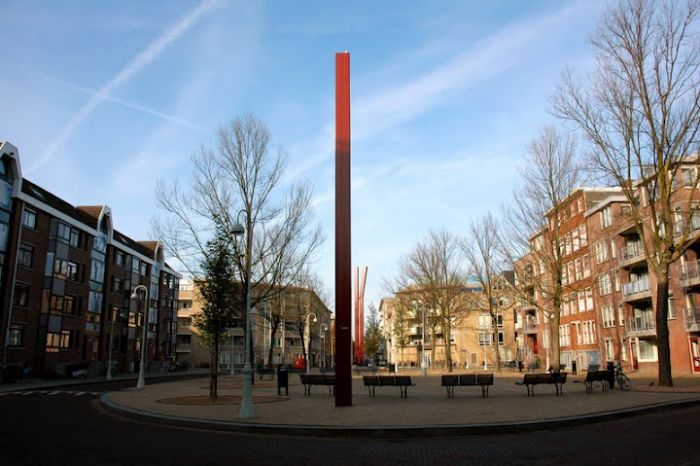 Dubbele rode kolom, een geknikt en enkele rode kolom