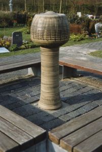 Drie keramische urnen