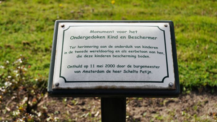 Monument voor het ondergedoken kind en zijn beschermer