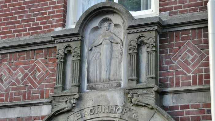 Zittende vrouwenfiguur met gekruiste armen