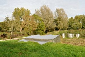 Plastiek in landschap (Spiegelbeeld)