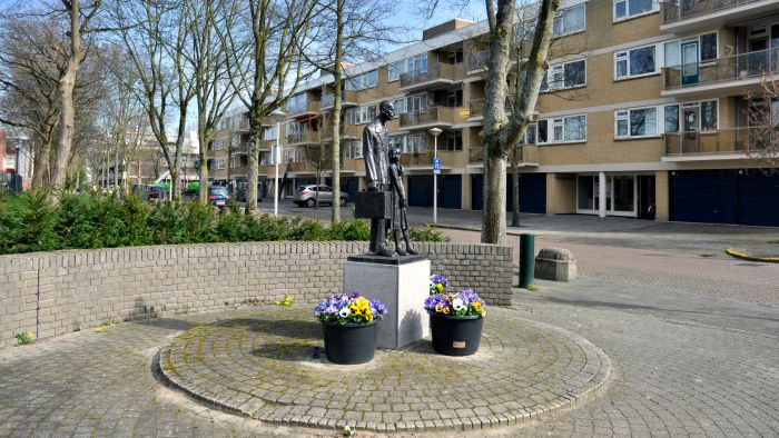 Monument voor het ondergedoken kind en zijn beschermer