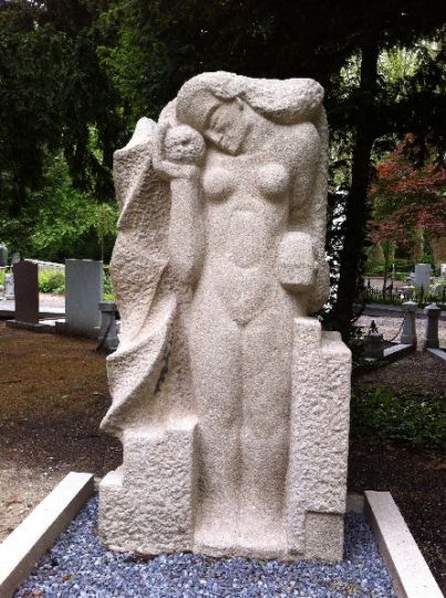 De eeuwige vrouw, beeld op graf Hildo Krop