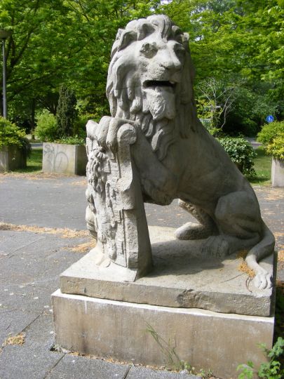 Leeuwen Beatrixpark bij toegang RAI