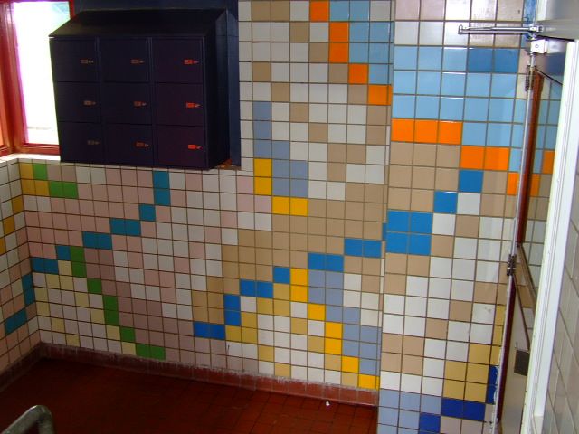 Tegelwand in trappenhuis