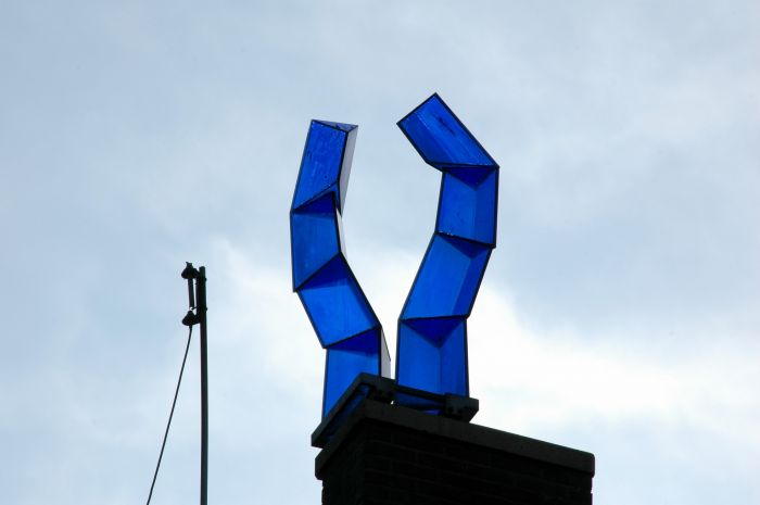 Blauwe glazen objecten op het dak Blauwe glazen objecten op het dak