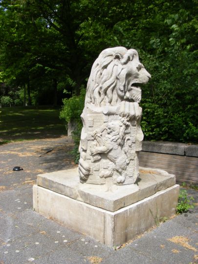 Leeuwen Beatrixpark bij toegang RAI