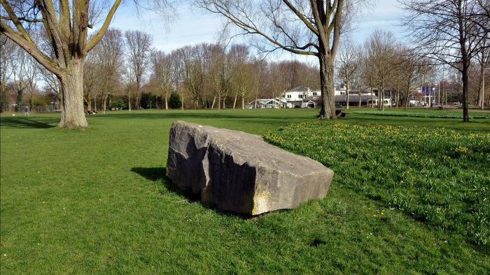 Tweedelig steenplastiek