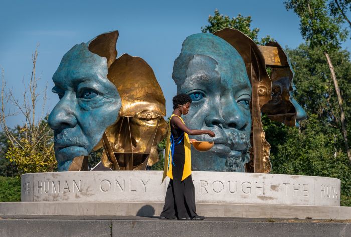 Nelson Mandela gedenkteken: Rona Batho ("Wij het volk")