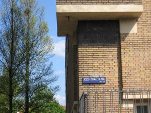Reliëftegels  Berlage Lyceum, P.L. Takstraat 33