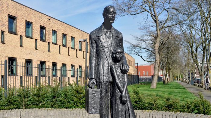 Monument voor het ondergedoken kind en zijn beschermer