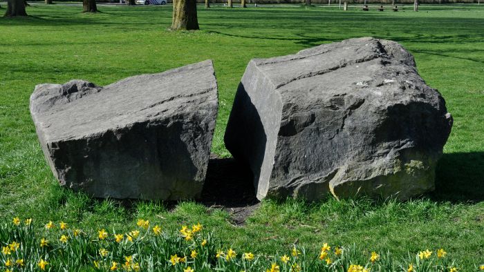 Tweedelig steenplastiek