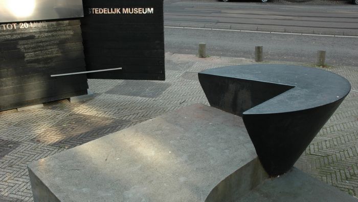 Stenen sculptuur met tulp