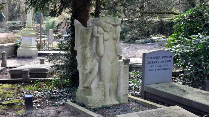 De eeuwige vrouw, beeld op graf Hildo Krop