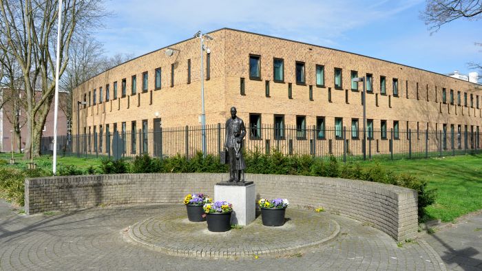 Monument voor het ondergedoken kind en zijn beschermer