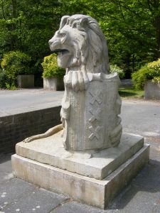 Leeuwen Beatrixpark bij toegang RAI