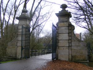 Poort met hekwerken (Flevopark)