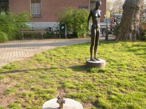 Vrouwenfiguur en Why not