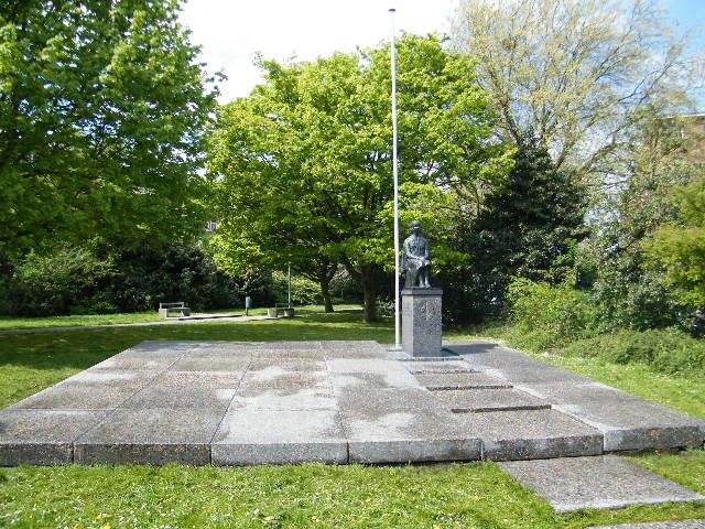 Monument 40/45